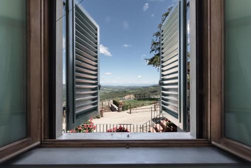 an open window with a view of a courtyard at Castellinuzza in Greve in Chianti