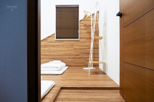 un pasillo con una escalera con un espejo y una habitación con tintineo en N JOY TAKAO en Kaohsiung