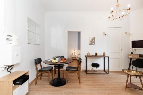 un salon avec une table et des chaises dans l'établissement 2 rooms apartment, near the sea and local market, à Cannes