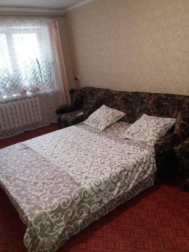 ein Bett mit zwei Kissen auf einem Zimmer in der Unterkunft квартира біля лікарні мечнікова in Dnipro