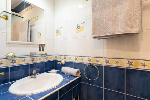 une salle de bain avec un lavabo et un miroir dans l'établissement 2 rooms apartment, near the sea and local market, à Cannes