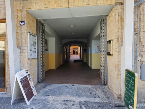 un corridoio vuoto di un edificio con un cartello al suo interno di Hotel Koruna a Roudnice nad Labem