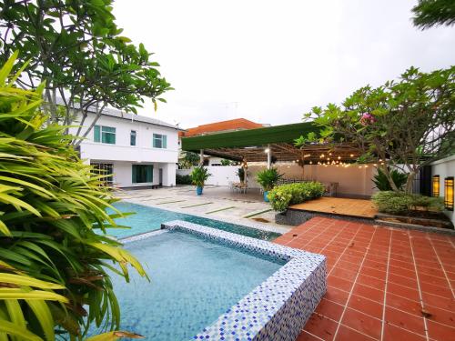una piscina en el patio trasero de una casa en Secret Garden Warni Villa (MUAR), en Muar