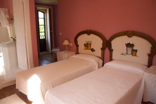 Tempat tidur dalam kamar di O cuco de Mondariz
