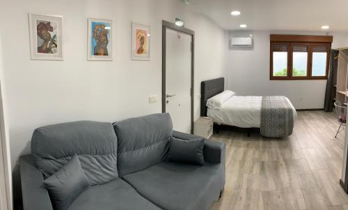 - un salon avec un canapé et un lit dans l'établissement Spa Rural Mirador de Miranda, à Cutiellos
