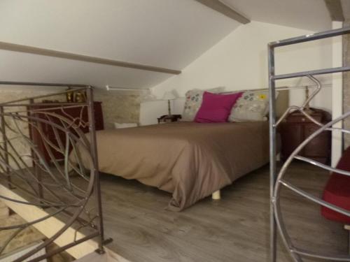 een slaapkamer met een bed in een kamer bij La Remise in Coulonges-sur-lʼAutize
