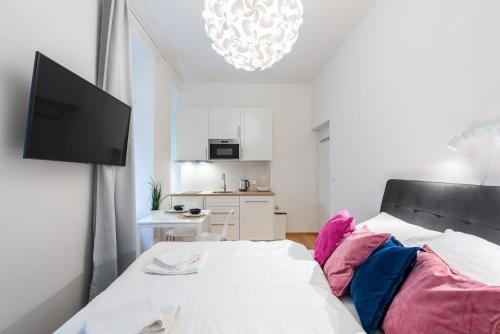 プラハにあるResidence Tesnov Apartmentのベッドルーム1室(ベッド1台、薄型テレビ付)