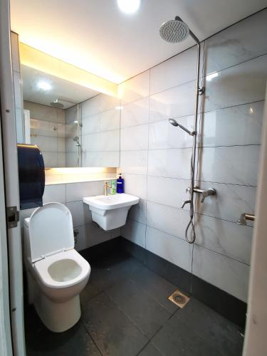 a bathroom with a toilet and a sink and a shower at Secret Garden Warni Villa (MUAR) in Muar