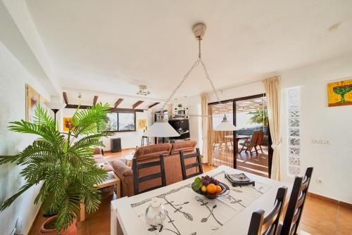 Finca Stemann في غيا ذي إسورا: غرفة طعام وغرفة معيشة مع طاولة وكراسي