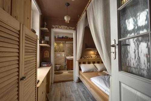 Poschodová posteľ alebo postele v izbe v ubytovaní Klimatyczne Kresowe Noclegi