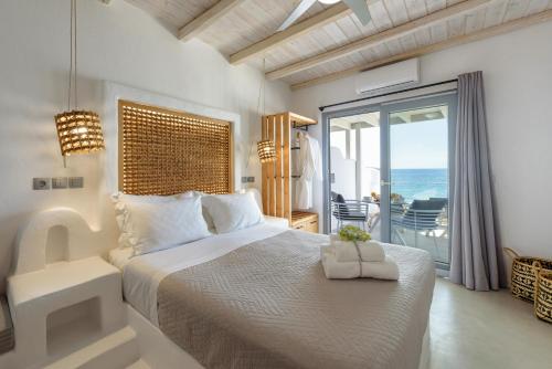 una camera con letto e vista sull'oceano di Blue Waves Suites & Apartments - To Kyma a Drios