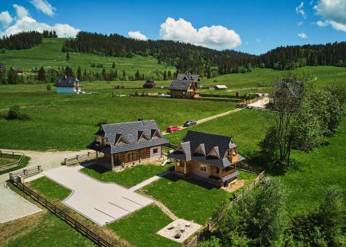 een luchtzicht op een huis in een groen veld bij Domki Sarnówka in Czarna Góra