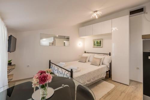 Studio apartment Paradise garden