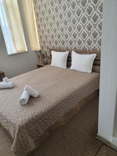 a bedroom with a bed with two towels on it at Guest House Gurkov in Veliko Tŭrnovo