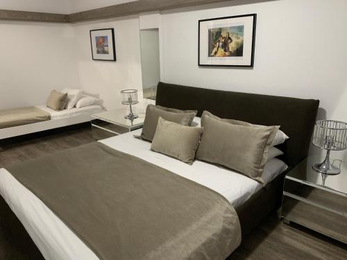 En eller flere senge i et værelse på Pasithea Holiday Apartments