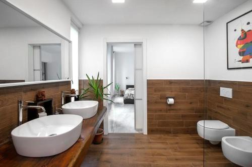 bagno con 2 lavandini e 2 servizi igienici di Casa Oscar a Cannobio