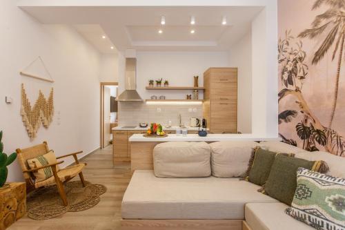 ein Wohnzimmer mit einem Sofa und einer Küche in der Unterkunft Blue Jasmine Apartments in Chania