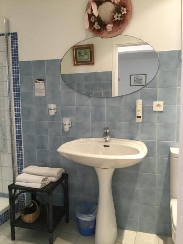 une salle de bain avec un lavabo et un miroir dans l'établissement la pergola, à Cavalaire-sur-Mer