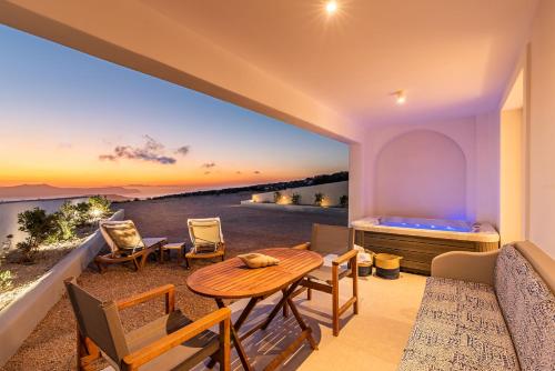 una vista dal balcone di una casa con tavolo e sedie di Caldera Stories private suites a Megalochori