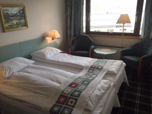 En eller flere senger på et rom på Eikum Hotel