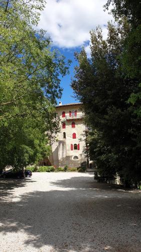 un bâtiment avec des fenêtres rouges dans un parking dans l'établissement La Berlera - Riva del Garda, à Riva del Garda