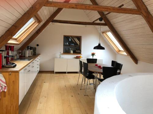 een keuken en eetkamer met dakramen bij Fridfullt boende på lantgård med underbar utsikt in Malmö