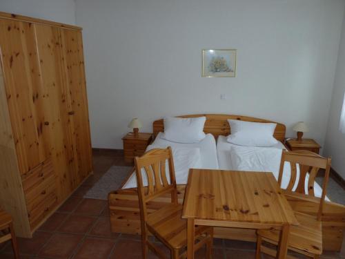 a room with two beds and a table and chairs at Zum Kaiserwirt in Heppenheim an der Bergstrasse