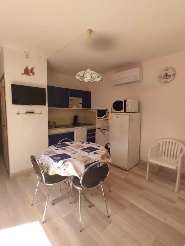 F 2 climatisée 200 m de la plage