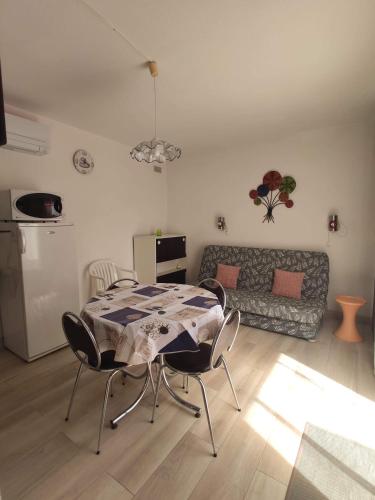 Photo de la galerie de l'établissement F 2 climatisée 200 m de la plage, au Barcarès