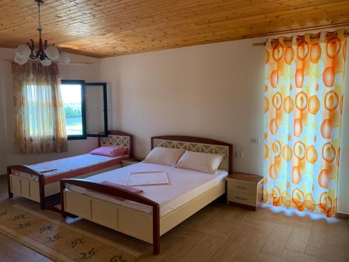 מיטה או מיטות בחדר ב-Aragosta Shengjin