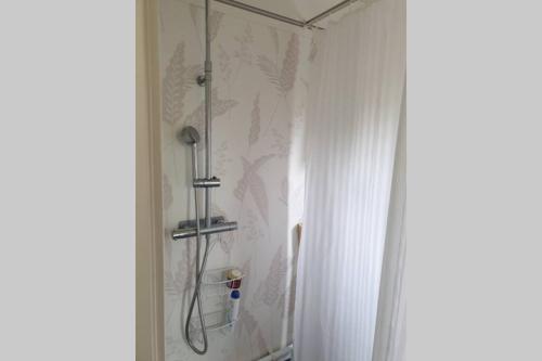 a shower in a bathroom with a shower curtain at Gäststuga i vacker natur, bastu, bubbelpool sommartid och gratis parkering, guesthouse with nice view with sauna and free parking close to Dalsjöfors and fishing in Borås
