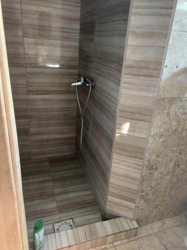 y baño con ducha con cabezal de ducha. en Villa Kliment en Ohrid