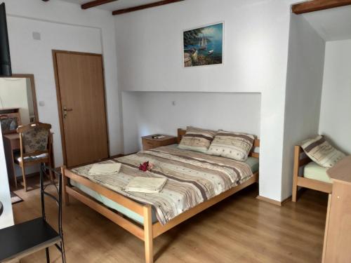 1 dormitorio con 1 cama en una habitación en Villa Kliment, en Ohrid