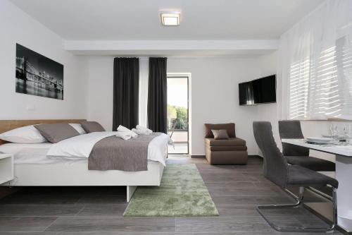 sypialnia z łóżkiem, biurkiem i krzesłem w obiekcie Villa Ankora 1 with heated pool w Biogradzie na Moru