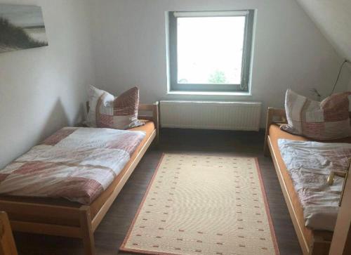 a room with two beds and a window at Piraten Oase in Tribohm
