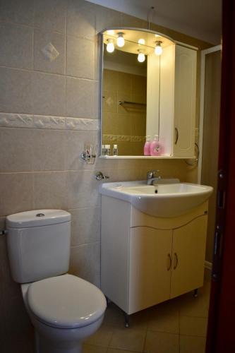 Koupelna v ubytování Minoa Hotel