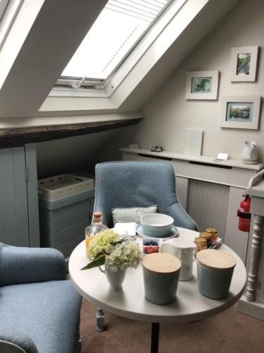 una mesa en una habitación con 2 sillas y una ventana en Waterside Cottage Bed and Breakfast, en Knaresborough