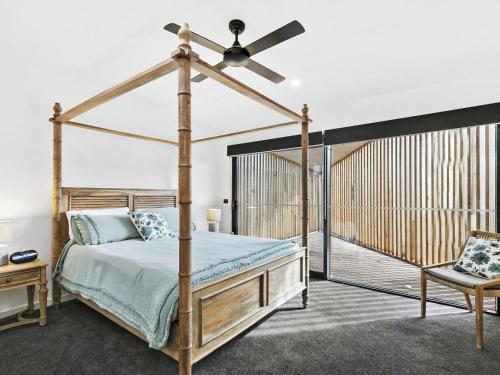1 dormitorio con 1 cama y ventilador de techo en Point Break, en Anglesea