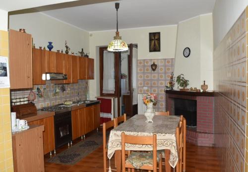 A kitchen or kitchenette at Villa Paradiso