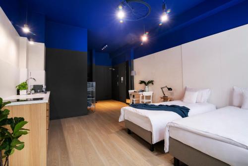 sypialnia z 2 łóżkami i niebieskim sufitem w obiekcie Bike'UP Wrocław we Wrocławiu