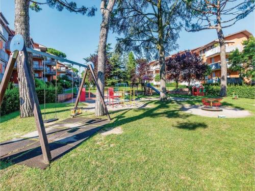 un parque con parque infantil con columpio en Premium Apartments Peschiera, en Peschiera del Garda