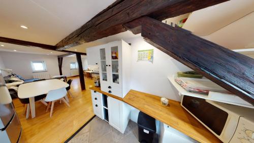 une cuisine et un salon avec une table et une salle à manger dans l'établissement Spacious duplex city center Strasbourg, à Strasbourg