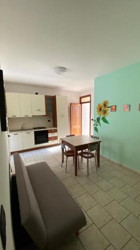 Una cocina o cocineta en Casa Pescoluse 50m dal Mare