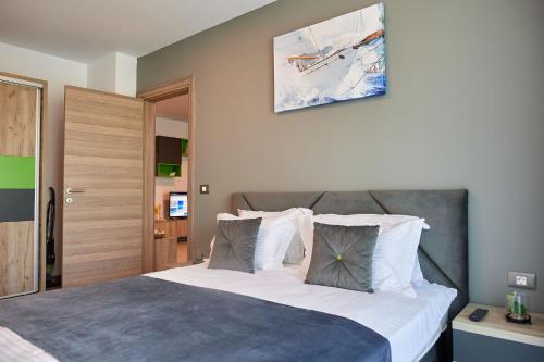 Ένα ή περισσότερα κρεβάτια σε δωμάτιο στο Meraki Luxury Apartment Spa n Pool Beach resort