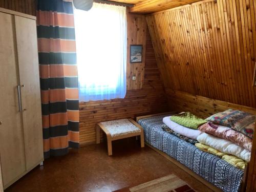 Kleines Zimmer mit einem Bett und einem Fenster in der Unterkunft O. W. BRYZA in Rowy