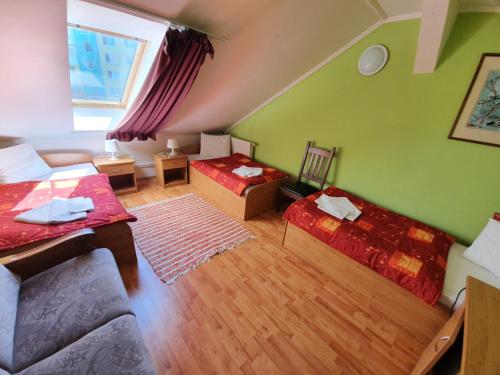 En eller flere senger på et rom på Hotel Senica, Garni
