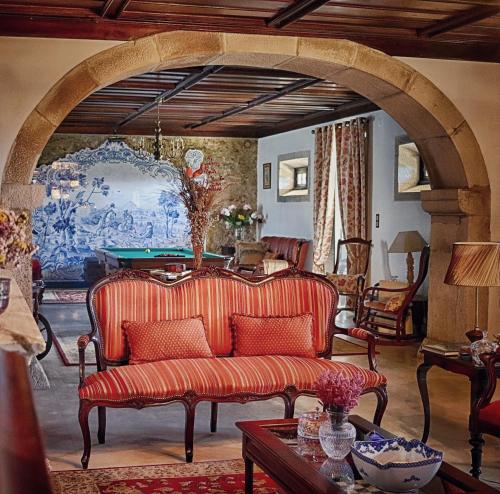 - un salon avec un canapé et une table dans l'établissement Quinta do Regalo, à Coimbra