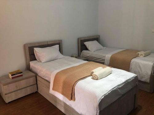 um quarto com 2 camas e toalhas em Apartment Agmashenebeli 99 em Kobuleti