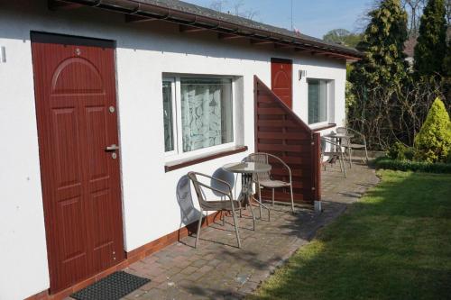 a small house with a table and chairs outside at Pokoje Bumerang in Świnoujście