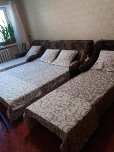 2 Betten nebeneinander in einem Zimmer in der Unterkunft квартира біля лікарні мечнікова in Dnipro